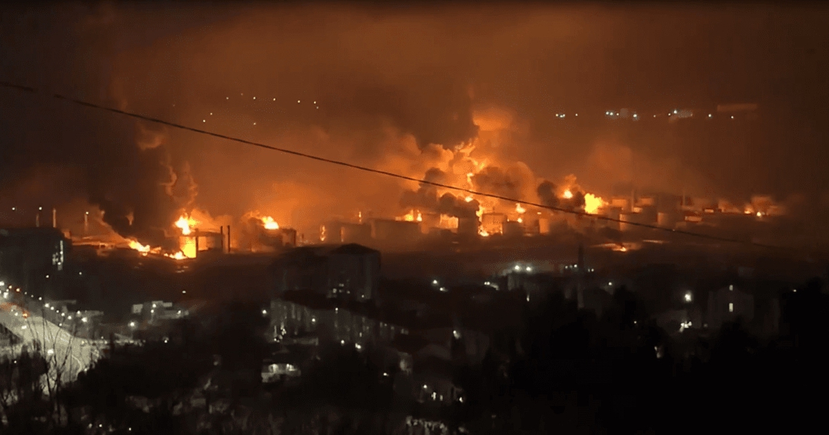 Cháy lớn, tràn dầu tại nhà máy lọc dầu Nga sau vụ tấn công của Ukraine