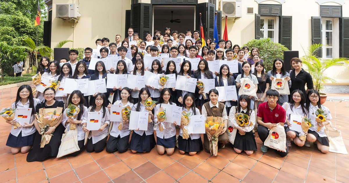 Đại sứ Đức đón các học sinh đậu tiếng Đức đến nhà riêng
