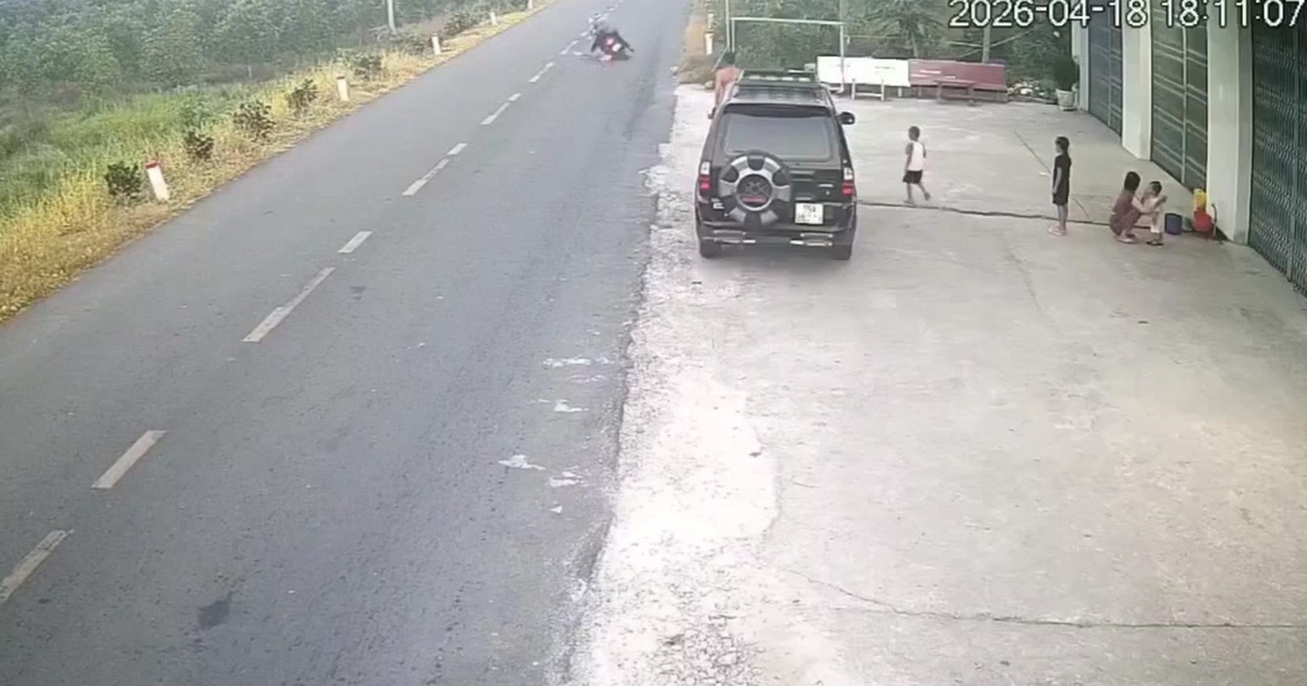 Làm rõ vụ bé 5 tuổi đá bóng ra đường khiến người đi xe máy ngã tử vong