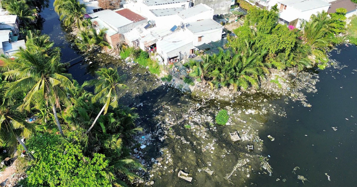 Dòng sông ngập rác giữa phố biển