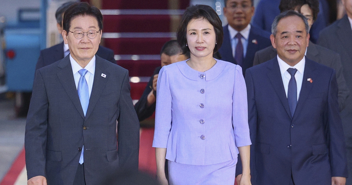 Tổng thống Hàn Quốc và phu nhân bắt đầu chuyến thăm cấp nhà nước tới Việt Nam