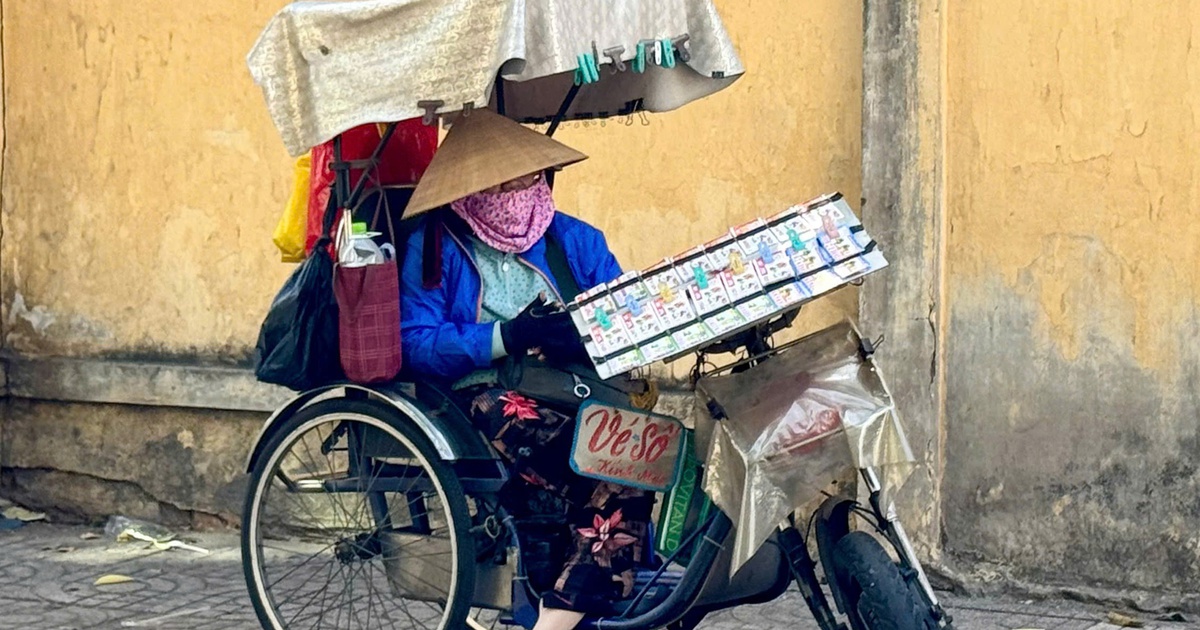 Cần lập quỹ an sinh cho người bán vé số dạo