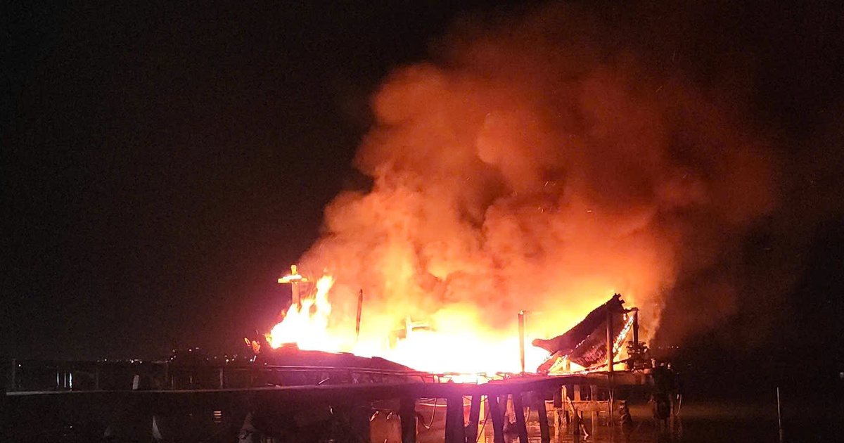 Xác định nguyên nhân tàu cá chứa 1.800 lít dầu bốc cháy ở Huế