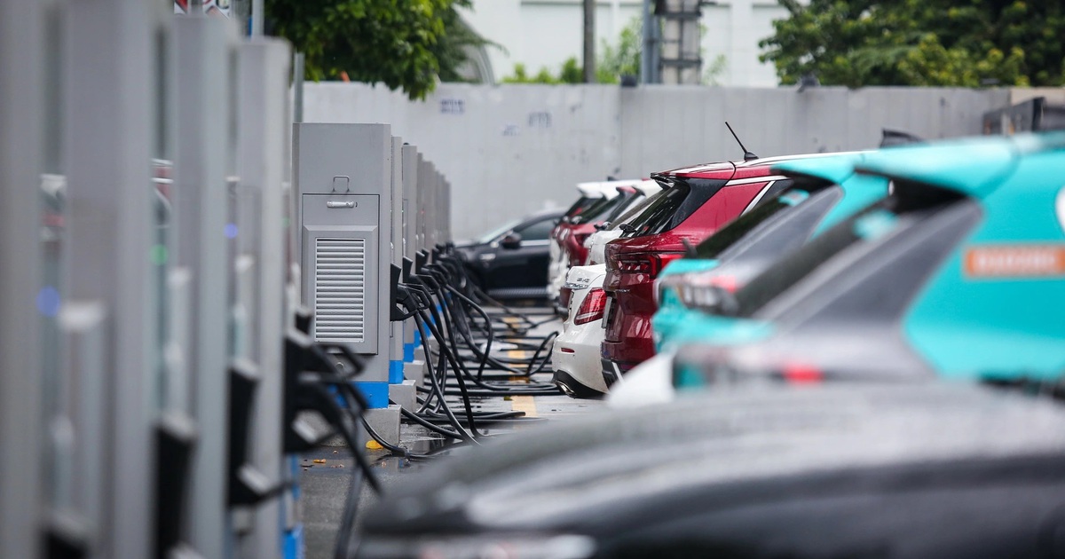 Đề xuất doanh nghiệp 'mở' trạm sạc xe điện như chuyển vùng điện thoại