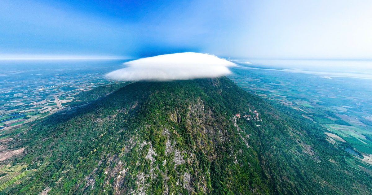 Chàng trai săn được khoảnh khắc 'mây đĩa bay' ôm trọn đỉnh núi Bà Đen