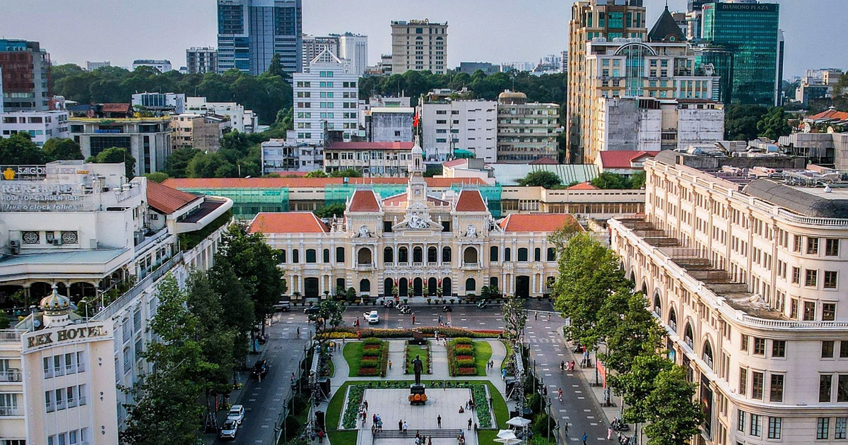 TP.HCM: Ngắm dải non sông và khoảnh khắc 'vàng' lịch sử tại phố đi bộ Nguyễn Huệ