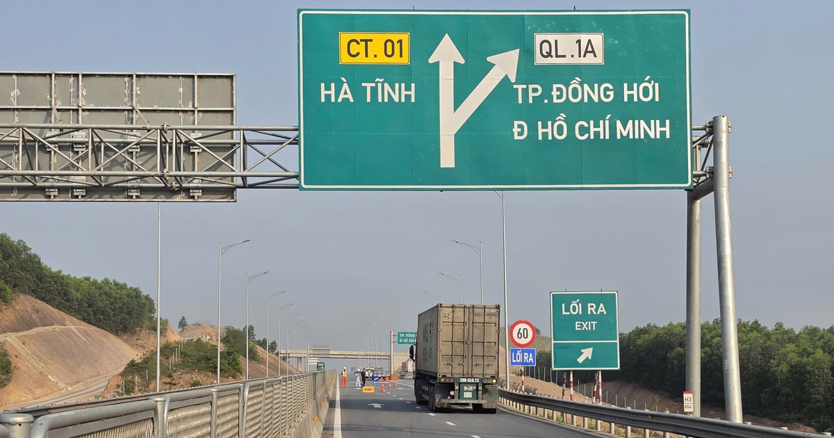 Cao tốc Vũng Áng - Cam Lộ tạm đóng từng đoạn để lắp giá long môn