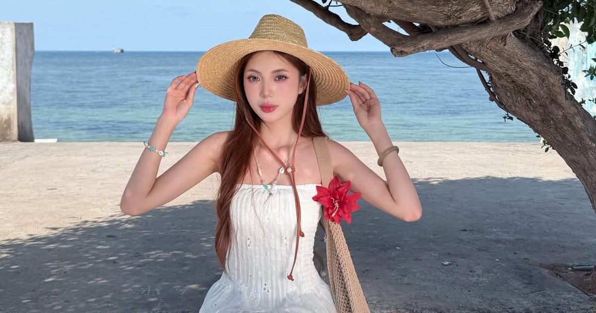 Thời trang đi biển với mũ cói cùng vòng cổ charm cho nàng điệu đà