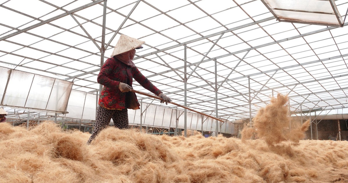 Nghề dệt chỉ xơ dừa 'giữ chân' phụ nữ miền Tây thế nào?