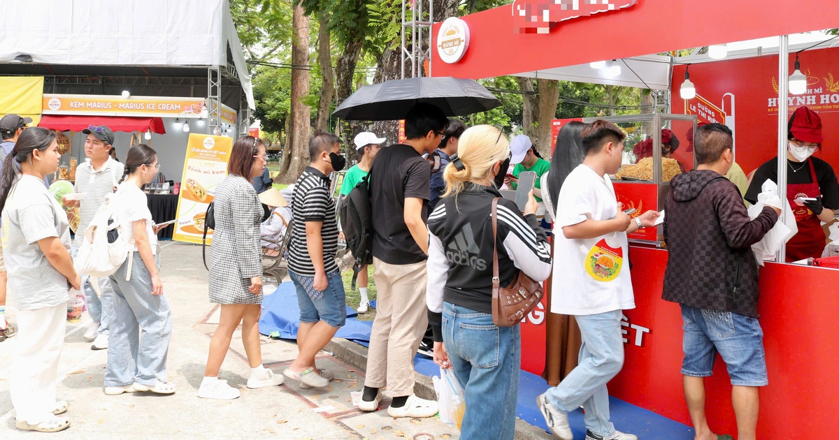 Nhiều người kiên nhẫn xếp hàng để thưởng thức món ăn ‘quốc dân’