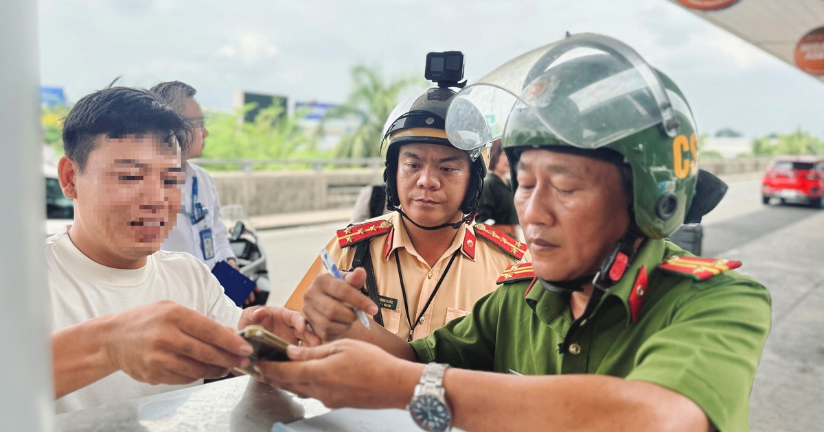 Dừng xe sai ở sân bay Tân Sơn Nhất, nhiều tài xế bị phạt 700.000 đồng