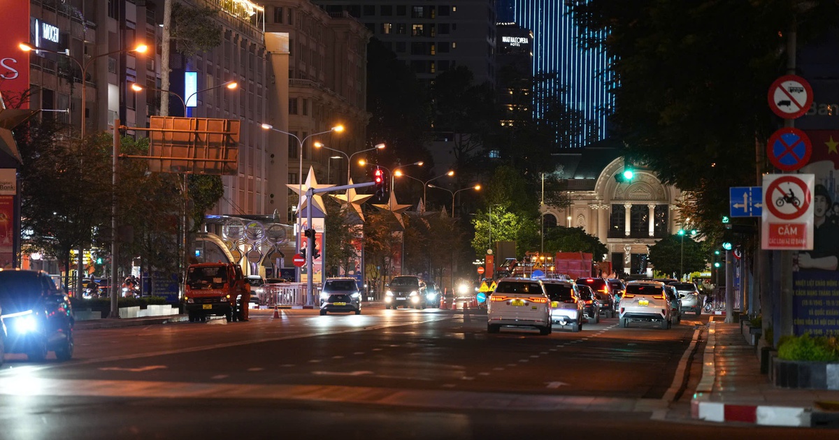 Vì sao TP.HCM sau 22 giờ, các biển quảng cáo 'rủ nhau' giảm sáng và... tắt điện?