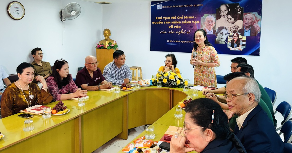 Văn nghệ sĩ kể chuyện viết về Bác