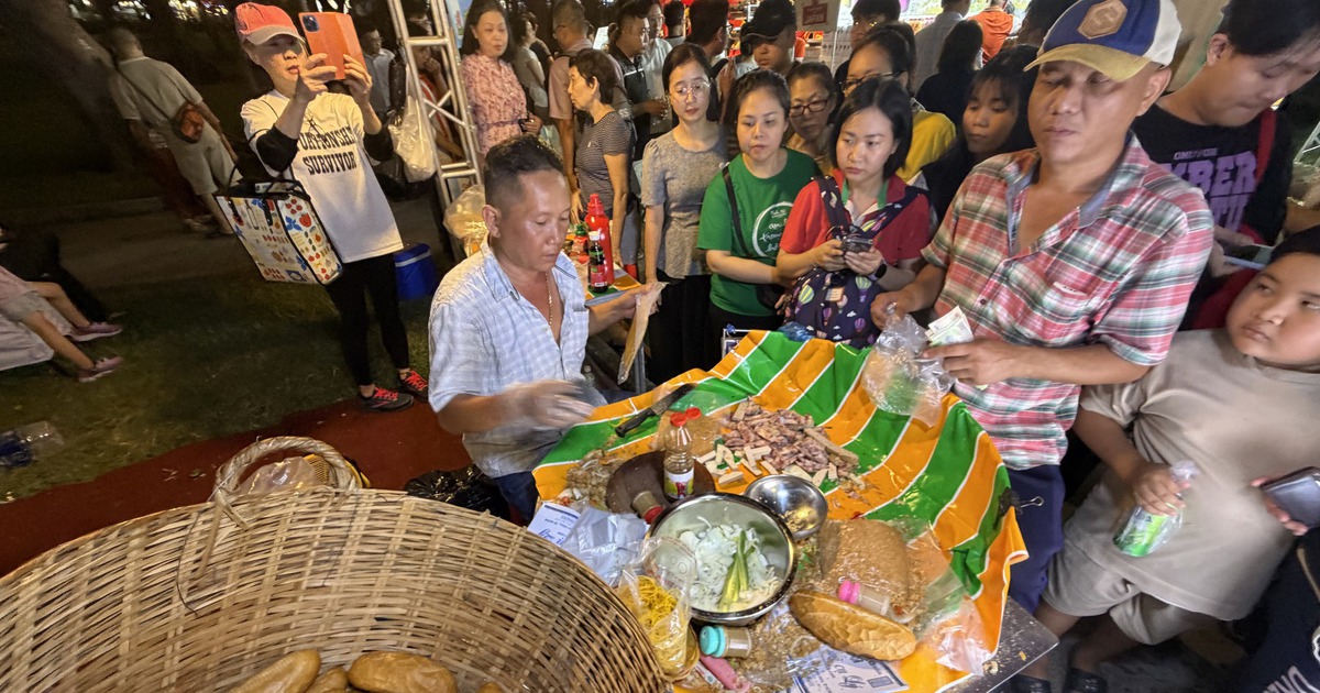 Khách ùn ùn tới lễ hội bánh mì