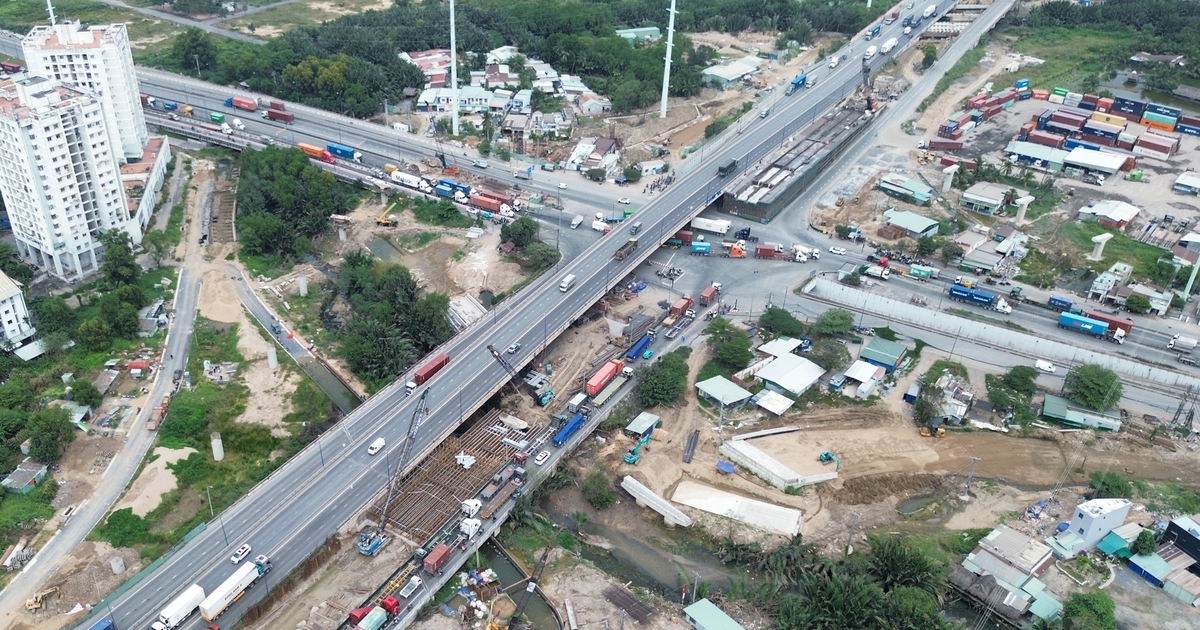 Nút giao 4 tầng ở cửa ngõ cảng Cát Lái đạt 75% tiến độ, còn 'kẹt' 6 hộ dân