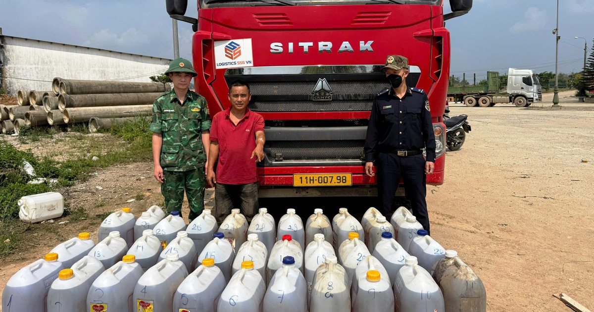 Giấu 880 lít dầu diesel dưới gầm rơ moóc để tuồn qua biên giới Việt - Lào