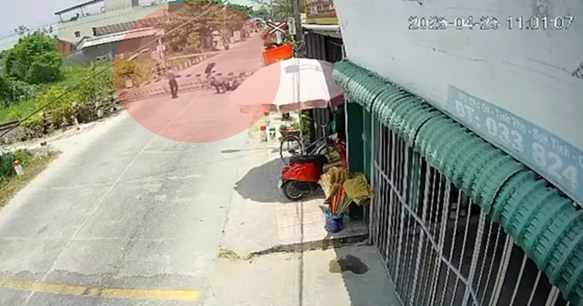 Liều lĩnh lái xe máy tông gãy gác chắn đường sắt khi tàu đang tới