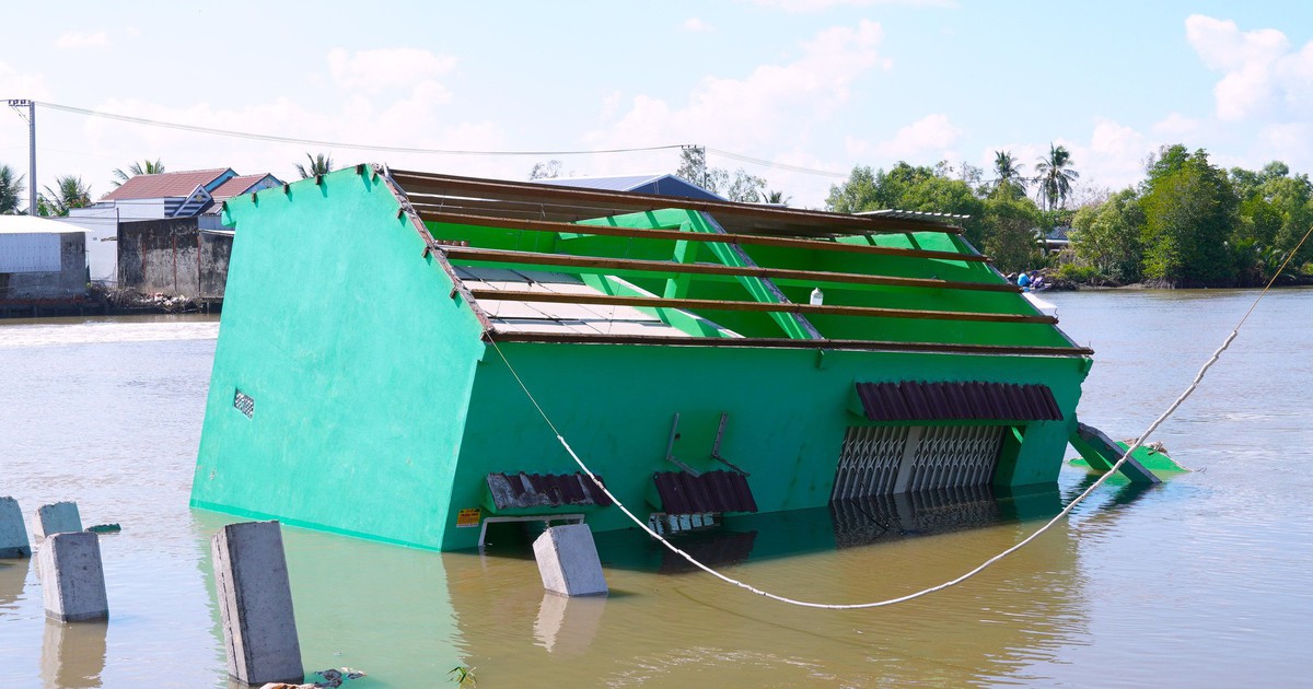 Sạt lở liên tiếp tại Cà Mau, đường sá và nhà cửa người dân nằm dưới sông