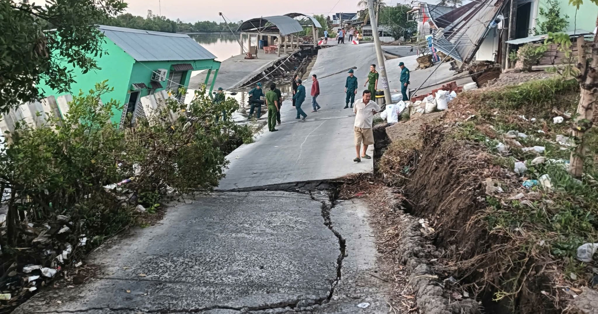 Sạt lở tại Cà Mau, 60 mét lộ nứt toác trượt xuống sông