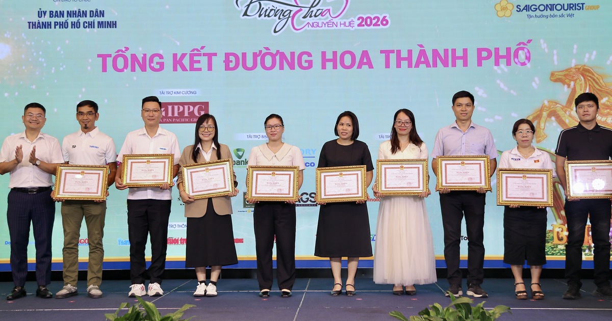 Phóng viên Báo Thanh Niên nhận bằng khen của TP.HCM vì thành tích xuất sắc tại đường hoa Nguyễn Huệ 2026