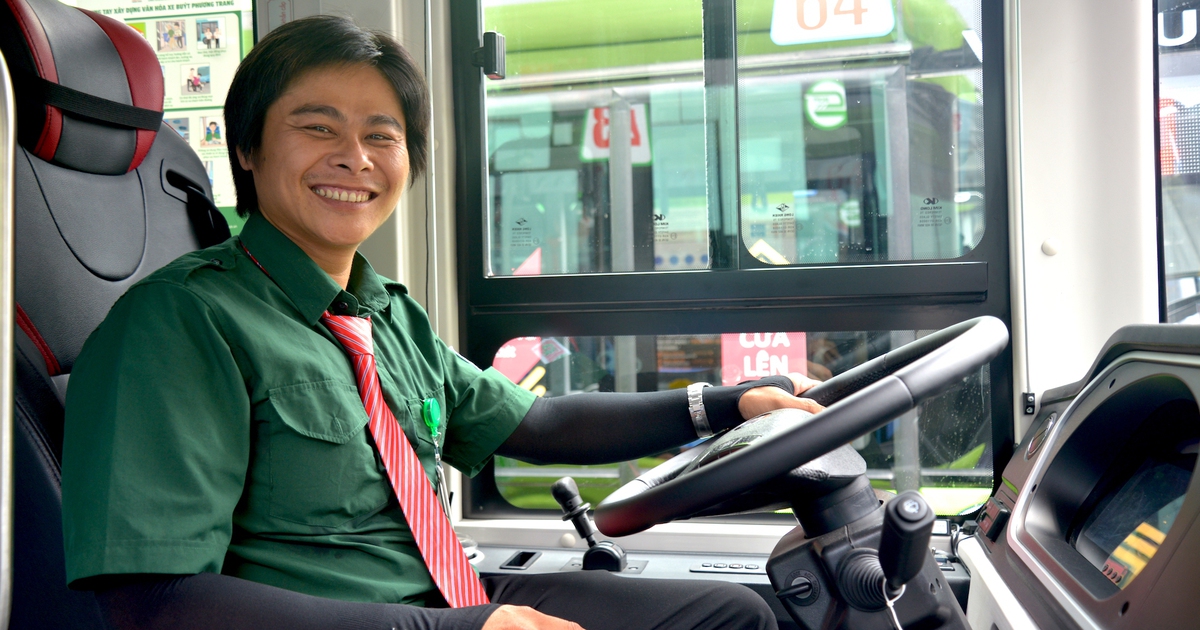 36 giây khiến triệu người xúc động: Tài xế xe buýt chạy chậm đợi học sinh