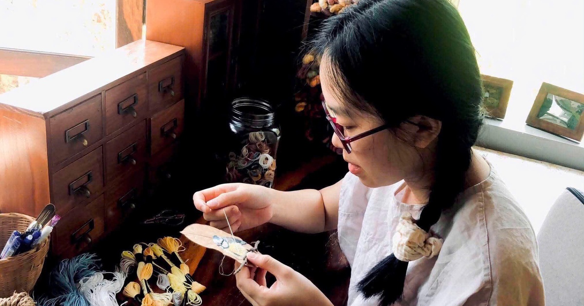 Mẹ bỉm sữa 'hồi sinh' lá mít khô thành tranh thêu giá tiền triệu