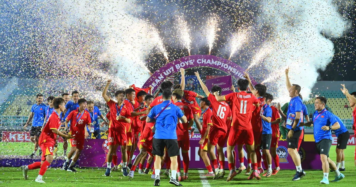 Chùm ảnh U.17 Việt Nam ăn mừng 'tẹt ga' cùng cúp vô địch Đông Nam Á 2026