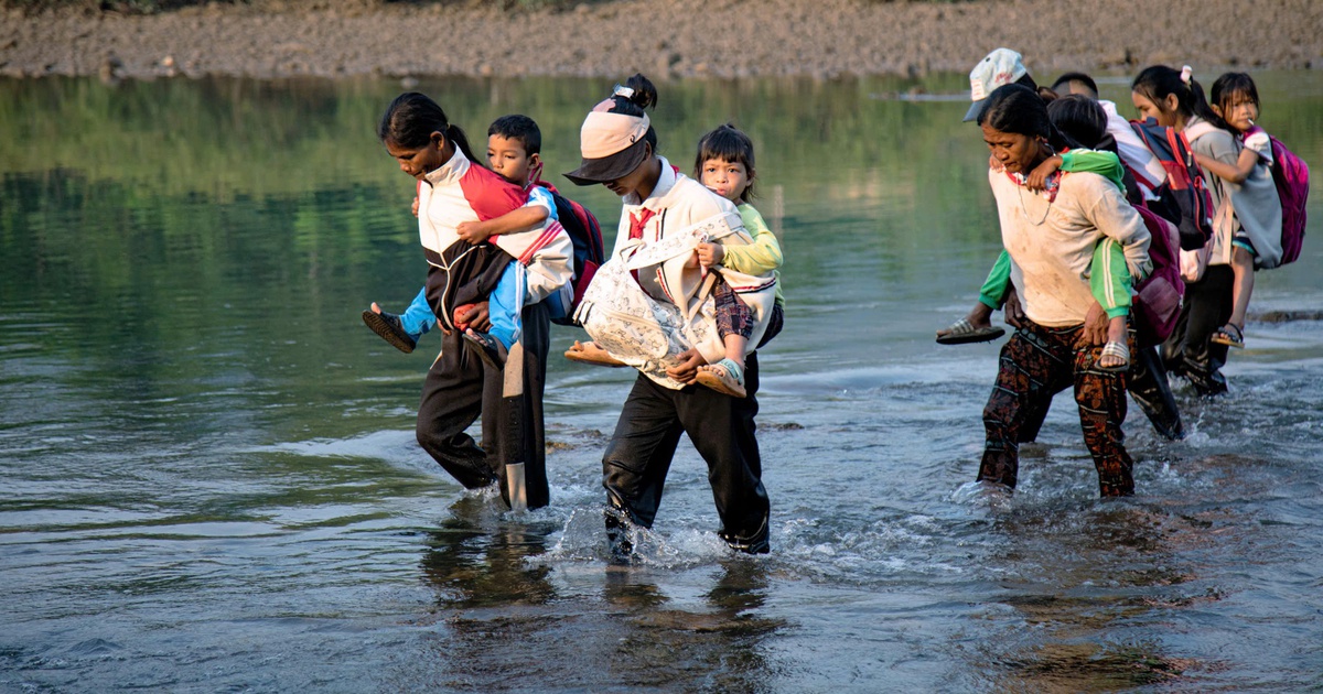 Cận cảnh cõng học sinh 'cắt' sông Xà Lò đến lớp, hiểm nguy trong từng bước chân