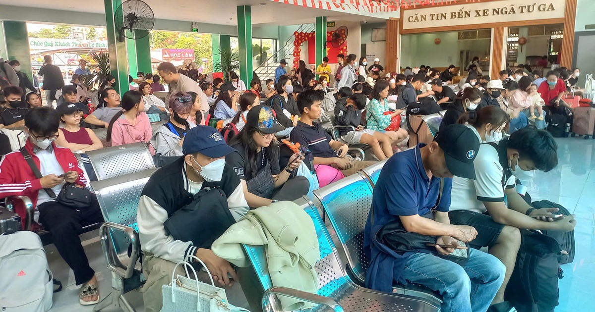Dòng người nườm nượp về quê, bến xe đông nghịt ngày đầu nghỉ lễ