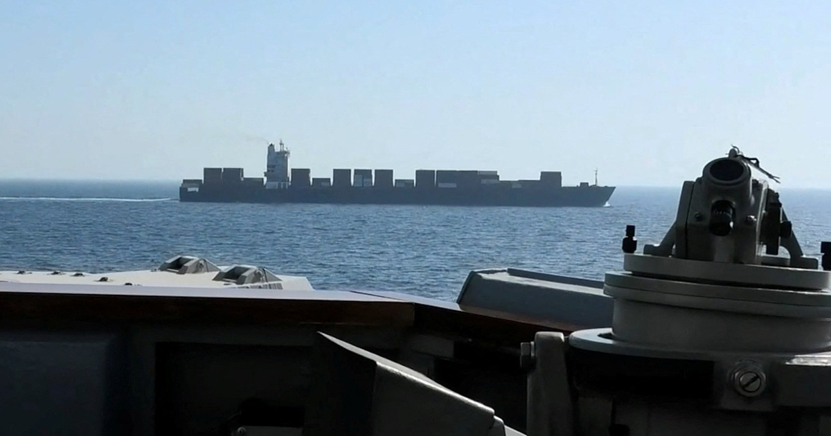 Chi tiết vụ tàu chiến Mỹ bắn hỏng động cơ tàu hàng cố vượt phong tỏa
