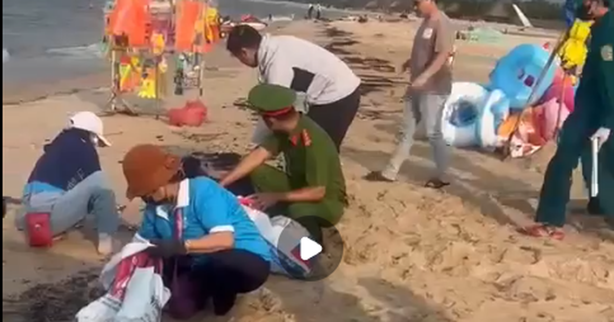 Huy động cả trăm người thu gom dầu vón cục trên bãi biển Cam Bình