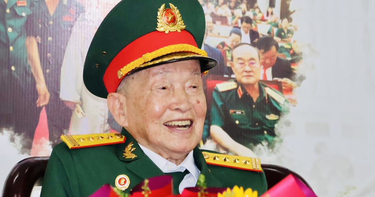 Huyền thoại tình báo Tư Cang gần 100 tuổi vẫn mạnh khỏe đi họp mặt truyền thống