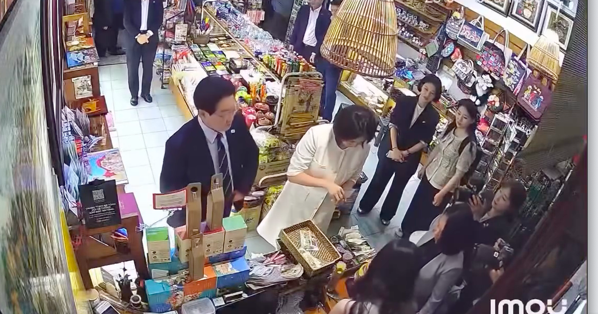 Tổng thống Hàn Quốc ghé cửa hàng lưu niệm mua đồ khiến chủ quán bất ngờ
