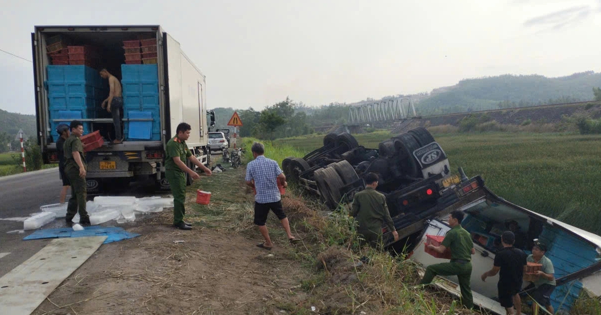 Công an cùng người dân 'giải cứu' 3 tấn tôm sau khi xe tải lật ở Gia Lai