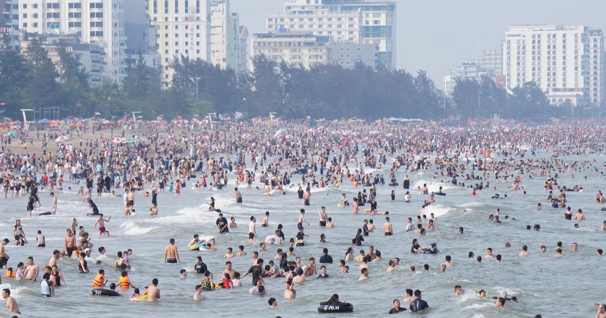 Thời tiết mát mẻ, biển Sầm Sơn đông nghịt khách tắm