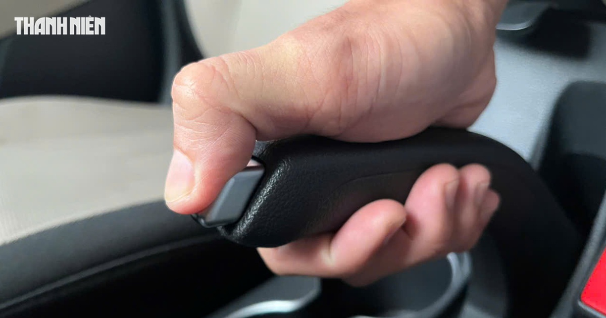 Có cần nhấn nút khi kéo phanh tay ô tô?
