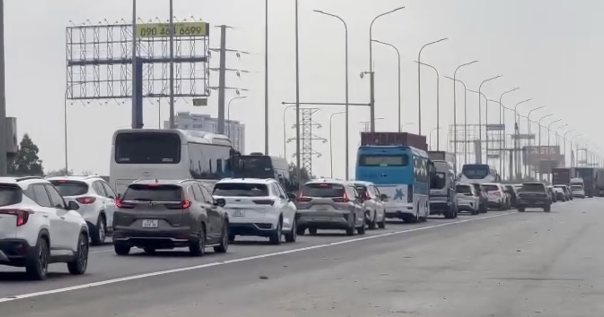 Giỗ tổ Hùng Vương: Cao tốc TP.HCM - Long Thành - Dầu Giây đông nghẹt xe