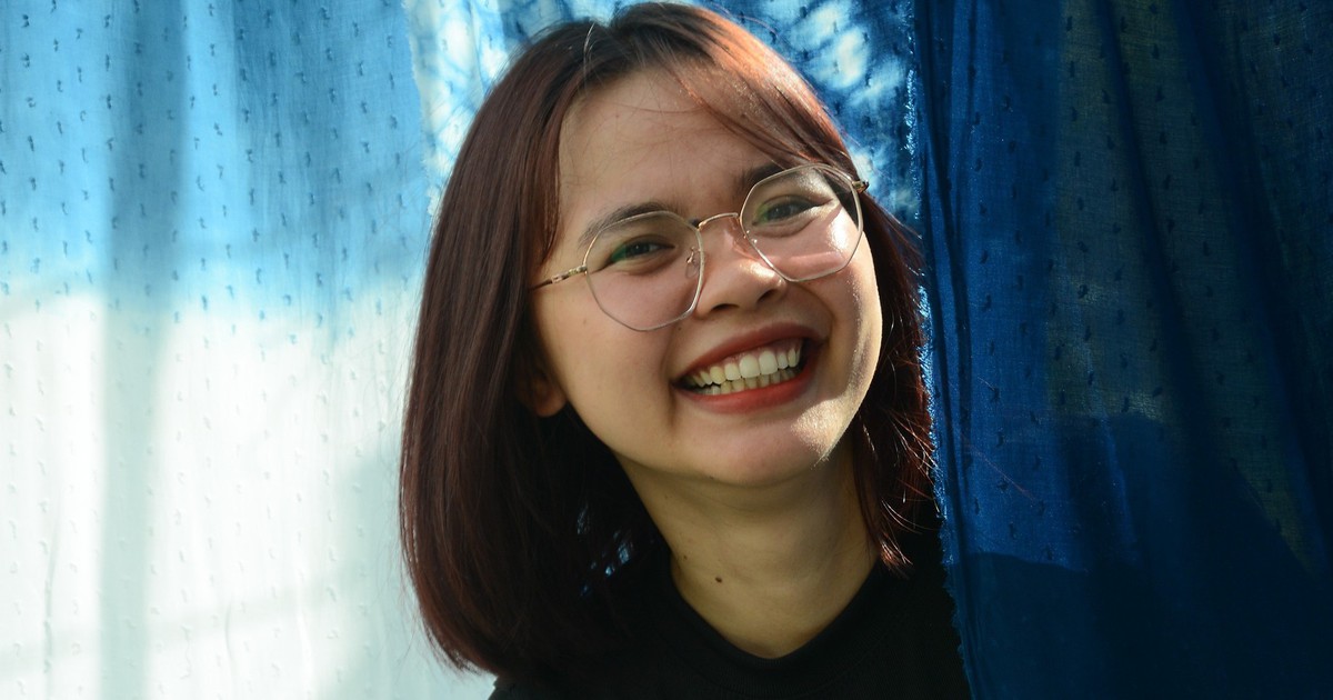 Rời văn phòng, 2 bạn trẻ chọn lấm lem với nghề nhuộm chàm thủ công