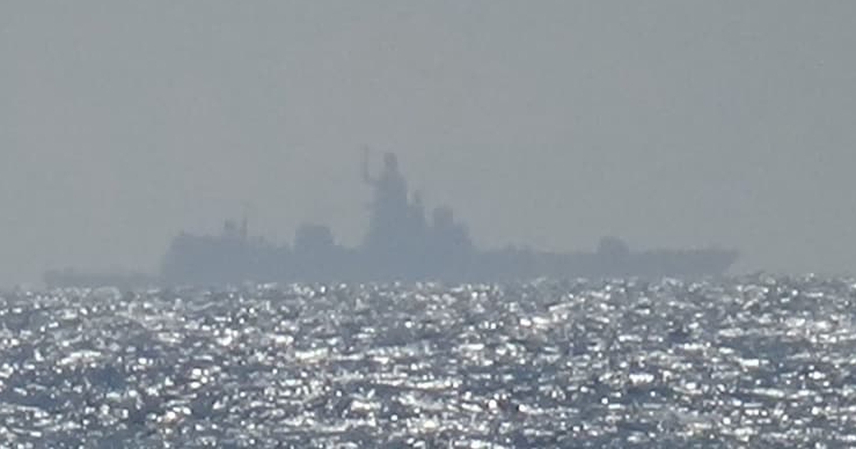 Nga điều tàu chiến hộ tống đội tàu nghi chở vũ khí đi qua eo biển Manche?