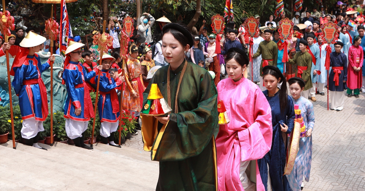 Giỗ tổ Hùng Vương: 600 người mặc Việt phục diễu hành ở Thảo Cầm Viên Sài Gòn