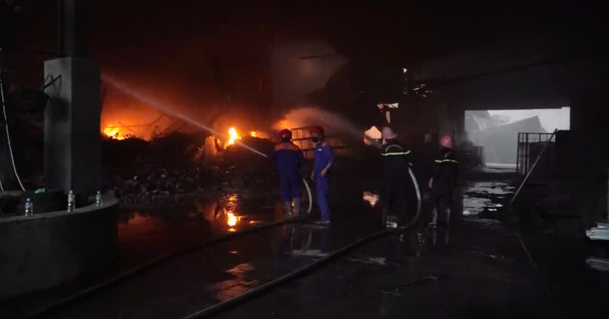 Cháy lớn nhà xưởng ở Gia Lai, huy động nhiều lực lượng dập lửa