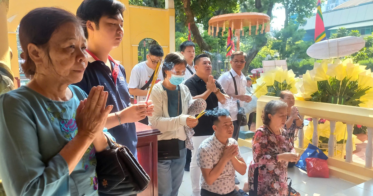 Không chỉ người lớn, gen Z cũng rủ nhau đi dâng hương ngày Giỗ Tổ Hùng Vương