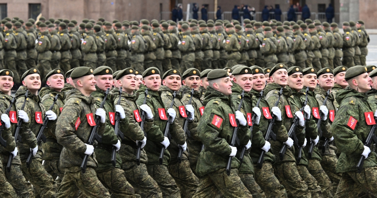 Ba quốc gia chi tiêu quân sự hơn một nửa toàn cầu