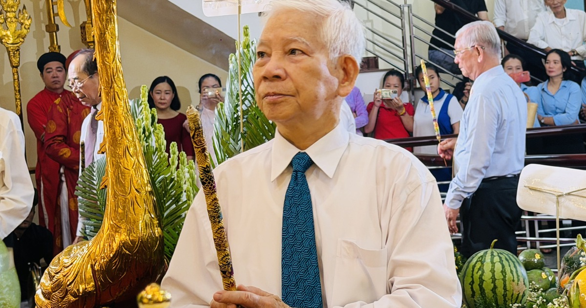 Nguyên Chủ tịch nước Nguyễn Minh Triết dâng hương tưởng niệm các vua Hùng