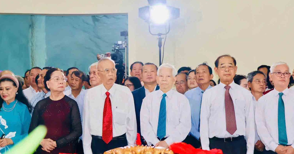 Dâng hương tưởng niệm các vua Hùng ở Đền Hùng Bình Dương