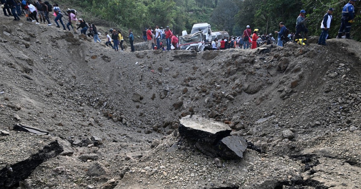 Đường cao tốc ở Colombia bị đánh bom, 14 người chết