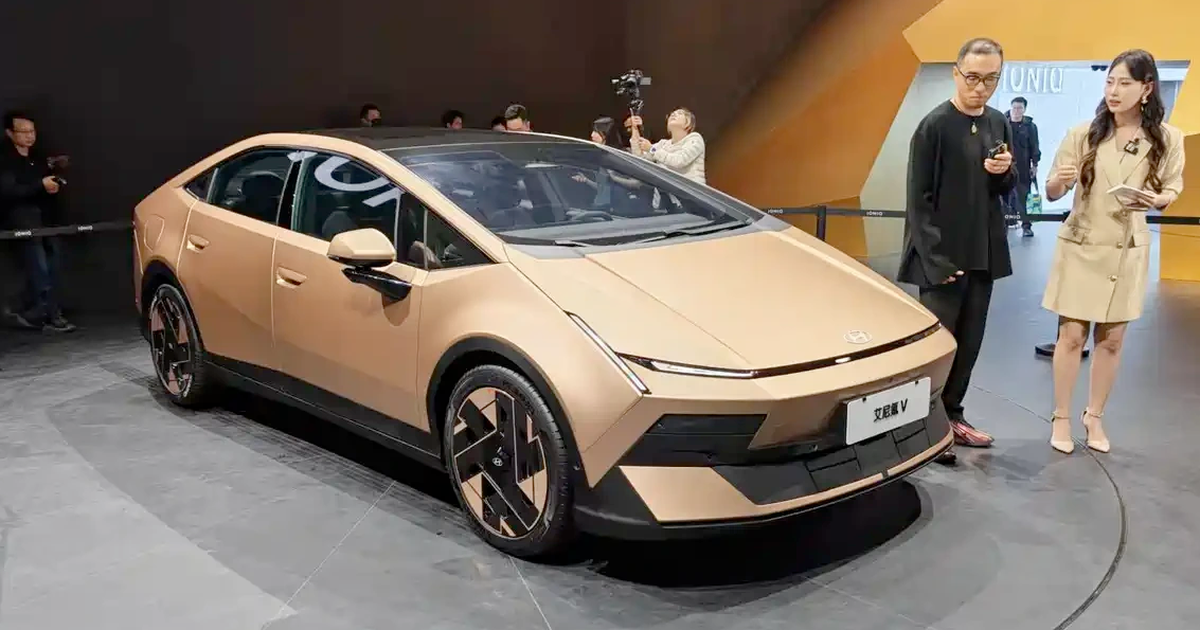 Hyundai trình làng sedan điện dáng lạ, màn hình nội thất 4K cỡ lớn