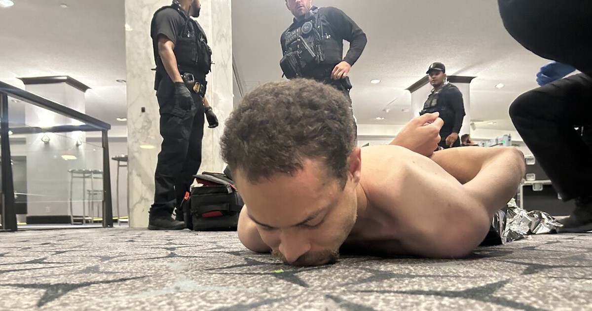 Tổng thống Trump họp báo, công bố ảnh nghi phạm nổ súng