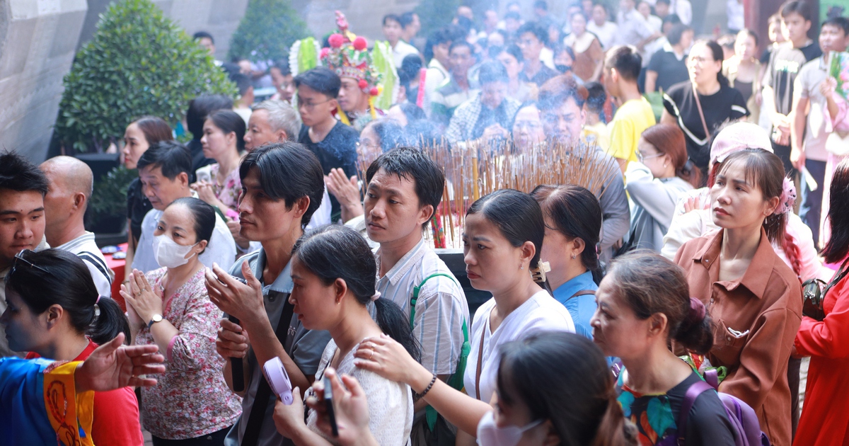 Mùng 10 tháng 3, biển người đổ về đền tưởng niệm các Vua Hùng ở TP.HCM