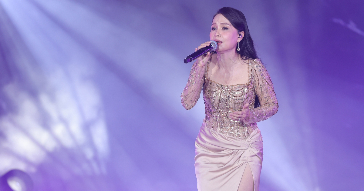 Cẩm Ly diện đầm xẻ cao, khoe dáng ở tuổi U.60